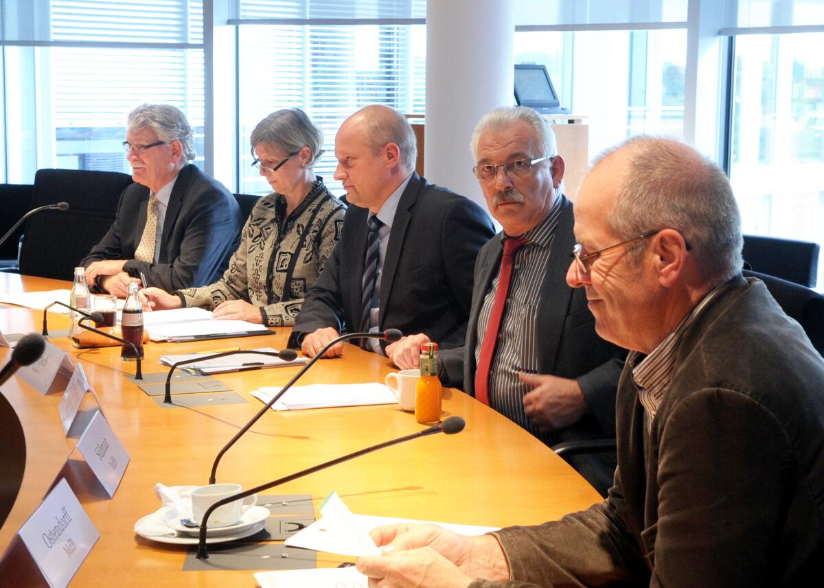 Goldmann, Hans-Michael; Ostendorff, Friedrich; Priesmeier, Wilhelm Der Ausschuss des Deutschen Bundestages für Ernährung, Landwirtschaft und Verbraucherschutz hat mit Beteiligung von Vertretern des Bundes Deutscher Rassegeflügelzüchter e. V. (BDRG e. V.) ein Berichterstattergespräch. Die Gäste: Wilhelm Riebniger, Präsident, Christoph Günzel, 1. Vizepräsident, Dr. Michael Götz, Beauftragter für Tier- und Artenschutz. Für den Bundestagsausschuss sprechen: Hans-Michael Goldmann, (li), Vorsitzender, FDP, Dr. Wilhelm Priesmeier, (2.v.re), SPD, Alexander Süßmair, DIE LINKE, Gitta Connemann, CDU/CSU, Friedrich Ostendorff, (re), Bündnis 90/Die Grünen.