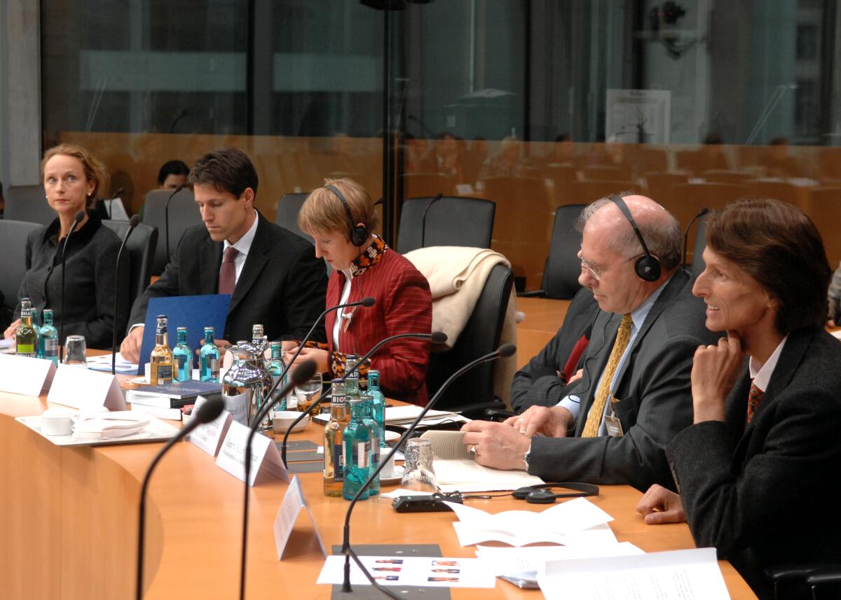  Unter der Leitung der Ausschussvorsitzenden Herta Däubler-Gmelin, SPD, und dem stellvertretenden Vorsitzenden Holger Haibach, CDU/CSU, findet im Ausschuss für Menschenrechte und humanitäre Hilfe des Deutschen Bundestages, eine Anhörung von Sachverständigen statt.
