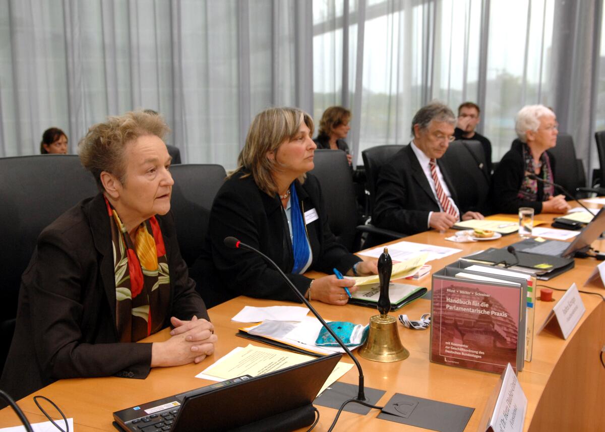 Däubler-Gmelin, Herta Sitzung des Ausschusses für Menschenrechte und humanitäre Hilfe. Hier die Vorsitzende Dr. Herta Däubler-Gmelin, (li), SPD.; Übersicht.