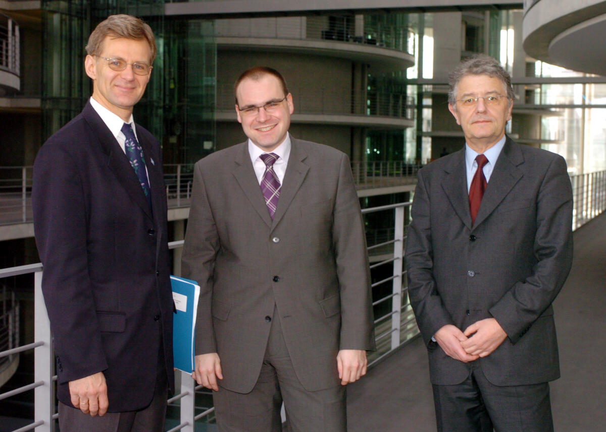 Egeland, Jan; Haibach, Holger; Strässer, Christoph Gespräch mit Jan Egeland Untergeneralsekretär der Vereinten Nationen  und Leiter von UNOCHA, stellvertretender Ausschussvorsitzender Holger Haibach CDU/ CSU, Christoph Strässer Obmann SPD (v.li.n.re.)