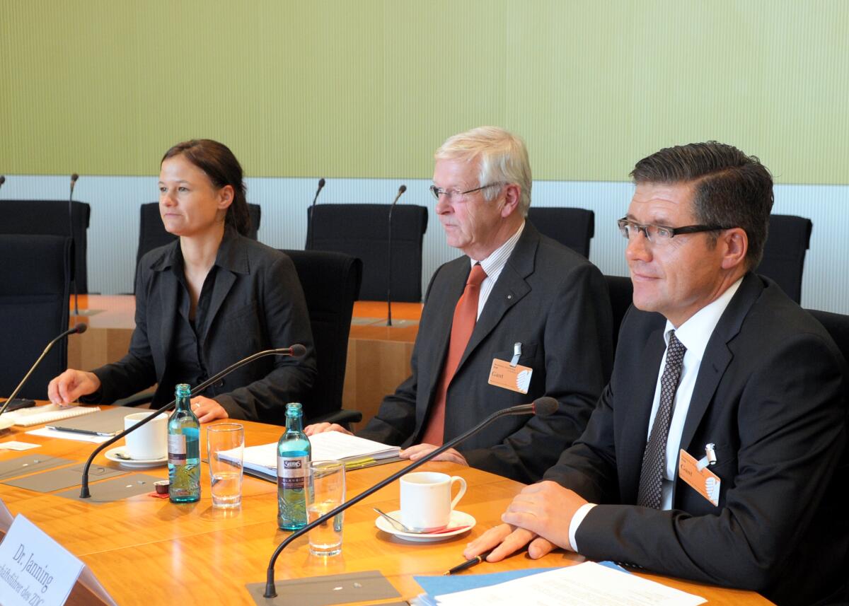 Alemann, Christiane von; Janning, Thomas; Hoffrogge, Wilhelm Der Ausschuss des Deutschen Bundestages für Ernährung, Landwirtschaft und Verbraucherschutz hat mit Beteiligung von Vertretern des Zentralverbandes der Deutschen Geflügelwirtschaft e. V. (ZDG e. V.) ein Berichterstattergespräch. Die Gäste: Wilhelm Hoffrogge, (mitte), Vizepräsident, Dr. Thomas Janning, (re), Geschäftsführer, Christiane von Alemann, (li),  Kommunikation und Öffentlichkeitsarbeit. Für den Bundestagsausschuss sprechen: Hans-Michael Goldmann, Vorsitzender, FDP, Dr. Wilhelm Priesmeier, SPD, Alexander Süßmair, DIE LINKE, Gitta Connemann, CDU/CSU, Friedrich Ostendorff, Bündnis 90/Die Grünen.