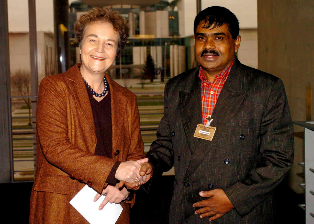 Däubler-Gmelin, Herta Herta Däubler-Gmelin, SPD, Vorsitzende des Ausschusses für Menschenrechte im Deutschen Bundestag, und der tamilische Parlamentsabgeordnete Pakiyaselvam Ariananthiran aus Sri Lanka.