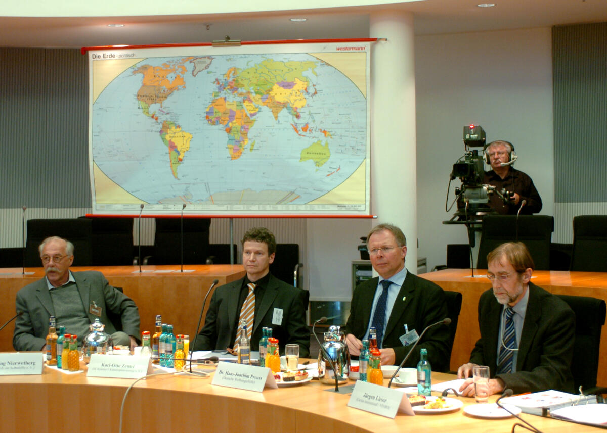 Sitzung des Ausschuss für Menschenrechte und Humanitäre Hilfe des Deutschen Bundestages zum Bericht der Bundesregierung über die deutsche humanitäre Hilfe im Ausland 2002 bis 2005.; Sachverständige der "Nichtregierungsorganisationen", (NGO), v.li., Wolfgang Nierwetberg von HELP - Hilfe zur Selbsthilfe e. V., Karl-Otto Zentel vom Dt. Komitee für Katastrophenvorsorge e. V., Dr. Hans-Joachim Preuss von der Deutschen Welthungerhilfe und Jürgen Lieser von Caritas International / VENRO. Nierwetberg, Wolfgang; Zentel, Karl-Otto; Preuss, Hans-Joachim; Lieser, Jürgen Sitzung des Ausschuss für Menschenrechte und Humanitäre Hilfe des Deutschen Bundestages zum Bericht der Bundesregierung über die deutsche humanitäre Hilfe im Ausland 2002 bis 2005.; Sachverständige der "Nichtregierungsorganisationen", (NGO), v.li., Wolfgang Nierwetberg von HELP - Hilfe zur Selbsthilfe e. V., Karl-Otto Zentel vom Dt. Komitee für Katastrophenvorsorge e. V., Dr. Hans-Joachim Preuss von der Deutschen Welthungerhilfe und Jürgen Lieser von Caritas International / VENRO.
