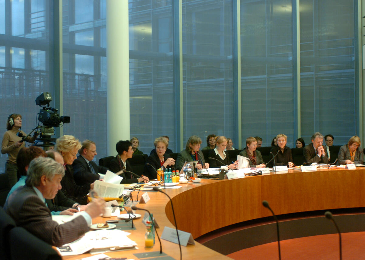  Sitzung des Ausschuss für Menschenrechte und Humanitäre Hilfe des Deutschen Bundestages zum Bericht der Bundesregierung über die deutsche humanitäre Hilfe im Ausland 2002 bis 2005.