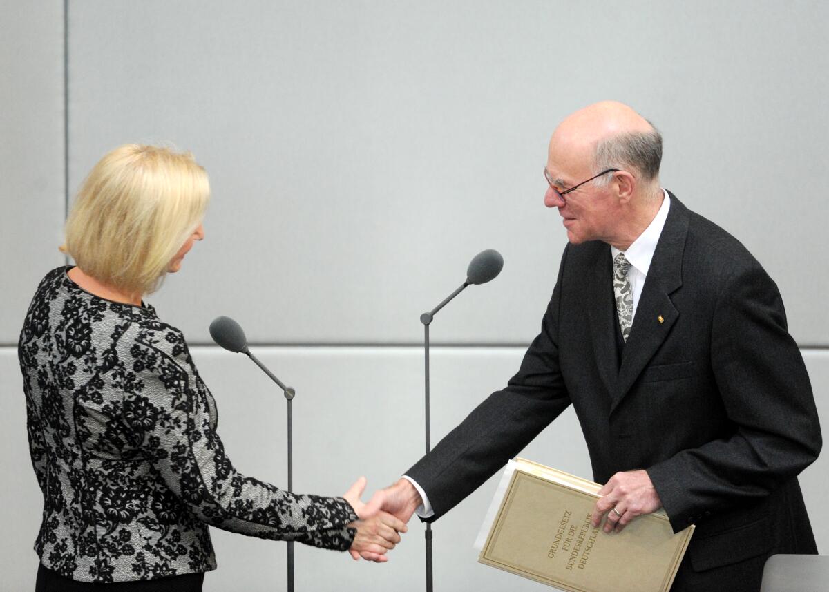 Eidesleistung der Bundesminister der Bundesregierung der 18. Wahlperiode. Bundestagspräsident Prof. Dr. Norbert Lammert, (re), CDU/CSU, nimmt Prof. Dr. Johanna Wanka, (li), CDU/CSU, Bundesministerin für Bildung und Forschung, den Eid ab.; Vereidigung, Fahne, Geste, Gestik, Mikrofon, Mikrofone. Lammert, Norbert; Wanka, Johanna Eidesleistung der Bundesminister der Bundesregierung der 18. Wahlperiode. Bundestagspräsident Prof. Dr. Norbert Lammert, (re), CDU/CSU, nimmt Prof. Dr. Johanna Wanka, (li), CDU/CSU, Bundesministerin für Bildung und Forschung, den Eid ab.; Vereidigung, Fahne, Geste, Gestik, Mikrofon, Mikrofone.