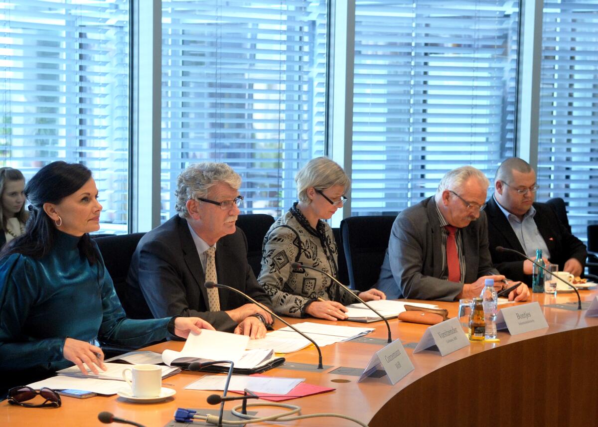 Der Ausschuss des Deutschen Bundestages für Ernährung, Landwirtschaft und Verbraucherschutz hat mit Beteiligung von Vertretern des Bundes Deutscher Rassegeflügelzüchter e. V. (BDRG e. V.) ein Berichterstattergespräch. Die Gäste: Wilhelm Riebniger, Präsident, Christoph Günzel, 1. Vizepräsident, Dr. Michael Götz, Beauftragter für Tier- und Artenschutz. Für den Bundestagsausschuss sprechen: Hans-Michael Goldmann, (2.v.li), Vorsitzender, FDP, Dr. Wilhelm Priesmeier, (2.v.re), SPD, Alexander Süßmair, (re), DIE LINKE, Gitta Connemann, (li), CDU/CSU, Friedrich Ostendorff, Bündnis 90/Die Grünen. Goldmann, Hans-Michael; Priesmeier, Wilhelm; Süßmair, Alexander; Connemann, Gitta Der Ausschuss des Deutschen Bundestages für Ernährung, Landwirtschaft und Verbraucherschutz hat mit Beteiligung von Vertretern des Bundes Deutscher Rassegeflügelzüchter e. V. (BDRG e. V.) ein Berichterstattergespräch. Die Gäste: Wilhelm Riebniger, Präsident, Christoph Günzel, 1. Vizepräsident, Dr. Michael Götz, Beauftragter für Tier- und Artenschutz. Für den Bundestagsausschuss sprechen: Hans-Michael Goldmann, (2.v.li), Vorsitzender, FDP, Dr. Wilhelm Priesmeier, (2.v.re), SPD, Alexander Süßmair, (re), DIE LINKE, Gitta Connemann, (li), CDU/CSU, Friedrich Ostendorff, Bündnis 90/Die Grünen.