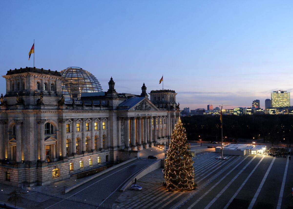  Weihnachtsbaum auf der Westseite des Reichstagsgebäudes, Sitz des Deutschen Bundestages.; Weihnacht, Weihnachten, Baum, geschmückt., Gebäude, Kuppel, Deutscher Bundestag, Aussenansicht, Abendhimmel, Stimmung, Weihnachtsstimmung.