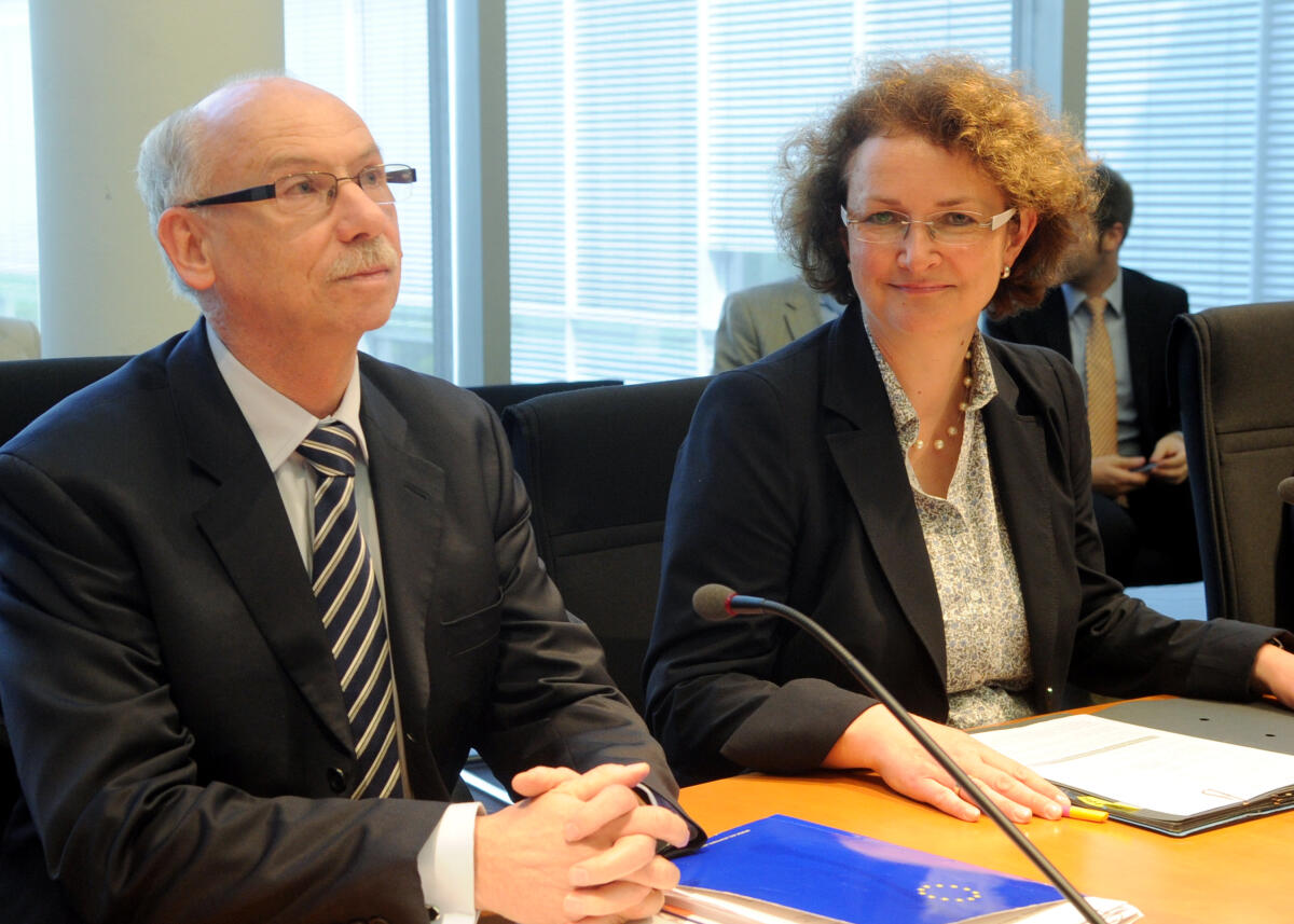 Gabriele Molitor leitet die Sitzung des EU-Ausschusses, in der EU-Kommissar Janusz Lewandowski teil nimmt. Molitor, Gabriele Gabriele Molitor leitet die Sitzung des EU-Ausschusses, in der EU-Kommissar Janusz Lewandowski teil nimmt.