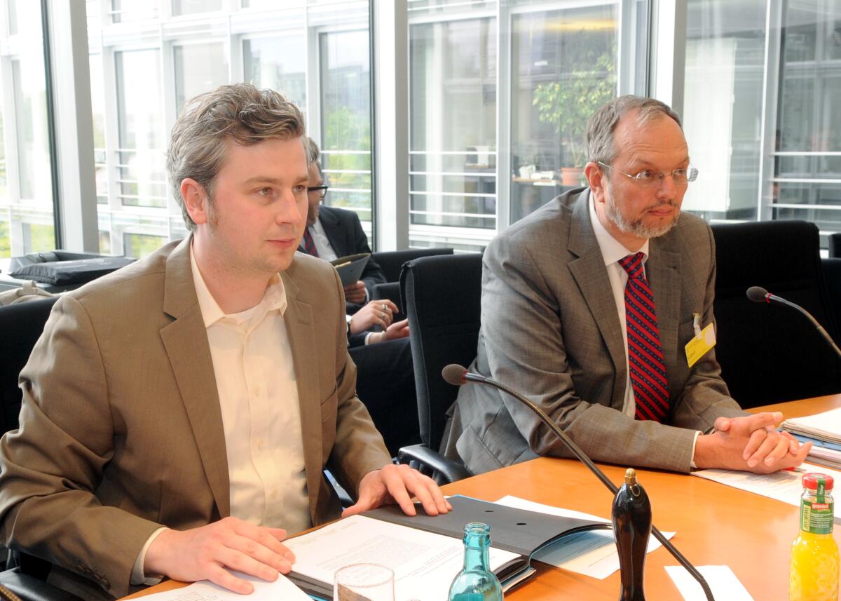 Der Unterausschuss des Deutschen Bundestages Neue Medien hat mit Beteiligung von Sachverständigen eine öffentliche Sitzung zum Thema "Entwicklung und Stand der Open Data Projekte". Die Sitzung wird von dem Ausschussvorsitzenden Sebastian Blumenthal, (li), FDP, geleitet. Die Sachverständigen sind: Wolfgang Bauer, Hauke Gierow, Dr. Christian Humborg, Dr. Frank Jendro, Pavel Richter. Vom BMI nimmt Georg Thiel (re) teil. Blumenthal, Sebastian; Thiel, Georg Der Unterausschuss des Deutschen Bundestages Neue Medien hat mit Beteiligung von Sachverständigen eine öffentliche Sitzung zum Thema "Entwicklung und Stand der Open Data Projekte". Die Sitzung wird von dem Ausschussvorsitzenden Sebastian Blumenthal, (li), FDP, geleitet. Die Sachverständigen sind: Wolfgang Bauer, Hauke Gierow, Dr. Christian Humborg, Dr. Frank Jendro, Pavel Richter. Vom BMI nimmt Georg Thiel (re) teil.