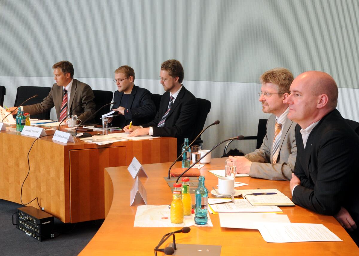 Bauer, Wolfgang; Gierow, Hauke; Humborg, Christian; Jendro, Frank; Richter, Pavel Der Unterausschuss des Deutschen Bundestages Neue Medien hat mit Beteiligung von Sachverständigen eine öffentliche Sitzung zum Thema "Entwicklung und Stand der Open Data Projekte". Die Sitzung wird von dem Ausschussvorsitzenden Sebastian Blumenthal, FDP, geleitet. Die Sachverständigen sind: (hier im Bild v.li) Wolfgang Bauer, Hauke Gierow, Dr. Christian Humborg, Dr. Frank Jendro, Pavel Richter.