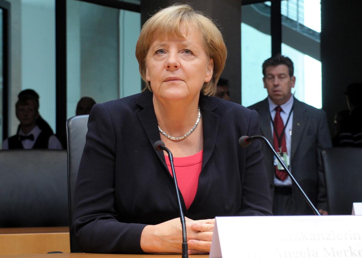 Bundeskanzlerin Dr. Angela Merkel, (hier im Bild), CDU/CSU, ist als Zeugin vor den 1. Untersuchungsausschuss (Gorleben) der 17. Wahlperiode des Deutschen Bundestages geladen. Die Sitzung wird von der Vorsitzenden, Dr. Maria Flachsbarth, CDU/CSU, geleitet. Merkel, Angela Bundeskanzlerin Dr. Angela Merkel, (hier im Bild), CDU/CSU, ist als Zeugin vor den 1. Untersuchungsausschuss (Gorleben) der 17. Wahlperiode des Deutschen Bundestages geladen. Die Sitzung wird von der Vorsitzenden, Dr. Maria Flachsbarth, CDU/CSU, geleitet.