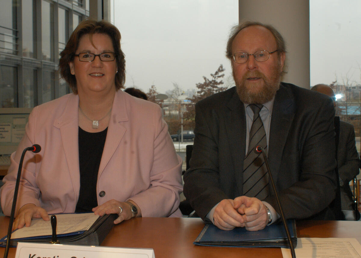 Thierse, Wolfgang; Griese, Kerstin Konstituierung  des Ausschusses für Familie, Senioren, Frauen und Jugend; Bundestagsvizepräsident Wolfgang Thierse, SPD und die Ausschussvorsitzende Kerstin Griese, SPD
