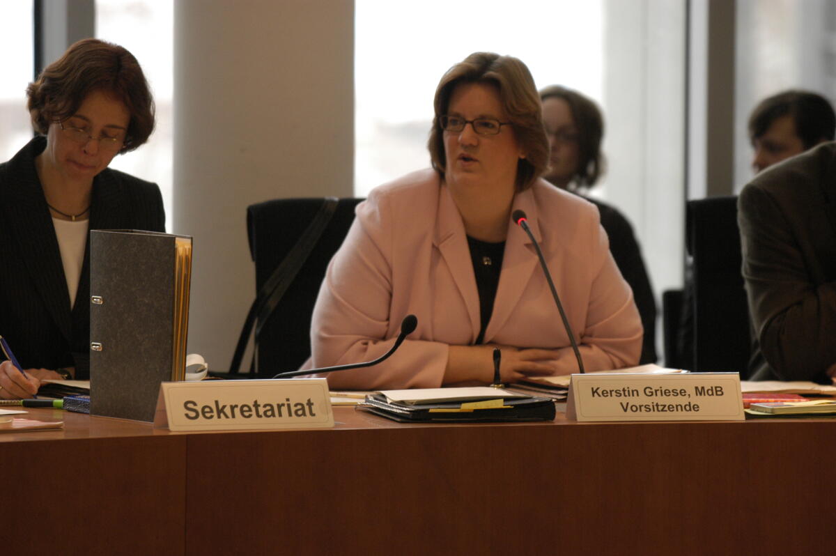 Monika Jantsch, Leiterin des Sekretariats, li. und Kerstin Griese, SPD, Ausschussvorsitzende, während der 3. Ausschusssitzung.; Abgeordnete, MdB, Ordentliches Mitglied Jantsch, Monika; Griese, Kerstin Monika Jantsch, Leiterin des Sekretariats, li. und Kerstin Griese, SPD, Ausschussvorsitzende, während der 3. Ausschusssitzung.; Abgeordnete, MdB, Ordentliches Mitglied