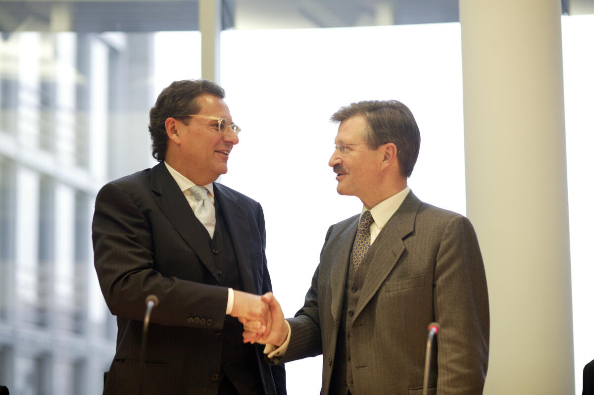 Solms, Hermann Otto; Otto, Hans-Joachim Konstituierende Sitzung des Ausschusses für Kultur und Medien; Bundestagsvizepräsident Dr. Hermann Otto Solms, FDP, (links)  mit dem Ausschussvorsitzenden Hans-Joachim Otto, FDP, (rechts)