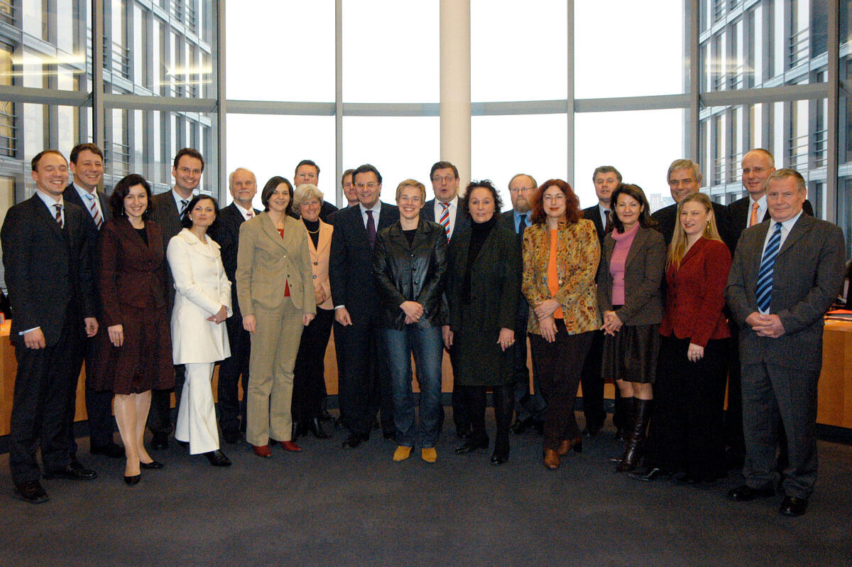 Bär, Dorothee Ausschuss für Kultur und Medien. Hier ein Gruppenfoto mit dem Mitgliedern des Ausschusses. v.l.: Marco Wanderwitz, CDU/CSU, Philipp Mißfelder, CDU/CSU, Dorothee Mantel, CDU/CSU, Dr. Günter Krings, CDU/CSU, Gitta Connemann, CDU/CSU, Wolfgang Börnsen, CDU/CSU, Katrin Göring-Eckardt, Bündnis 90/Die Grünen, Prof. Monika Grütters, CDU/CSU, Reinhard Grindel, CDU/CSU, Christoph Waitz, FDP, Ausschussvorsitzender Hans-Joachim Otto, FDP, Grietje Bettin, Bündnis 90/Die Grünen, Jörg Tauss, SPD, Dr. Lukrezia Jochimsen, DIE LINKE.,  Wolfgang Thierse, SPD, Monika Griefahn, SPD, Christoph Pries, SPD, Angelika Krüger-Leißner, SPD, Johann-Henrich Krummacher, CDU/CSU, Simone Violka, SPD, Steffen Reiche, SPD, Prof. Dr. Lothar Bisky, DIE LINKE.; Bundestagsabgeordnete, Abgeordnete, MdB, Gruppenbild