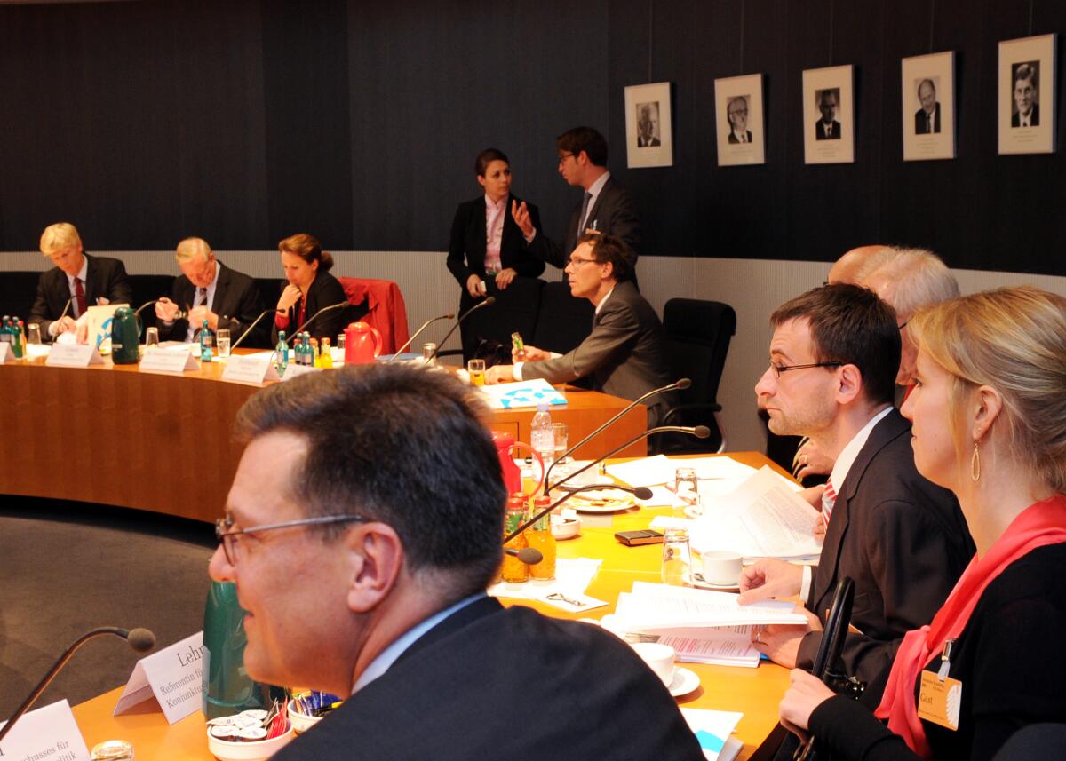 Teilnehmer des Bundesverbandes der Deutschen Industrie e. V. (BDI), sind zu einem Berichterstattergespräch zu Gast beim Ausschuss des Deutschen Bundestages für Ernährung, Landwirtschaft und Verbraucherschutz. Das Gespräch wird von dem Vorsitzenden des Bundestagsausschusses, Hans-Michael Goldmann, FDP, geleitet.; Übersicht. Teilnehmer des Bundesverbandes der Deutschen Industrie e. V. (BDI), sind zu einem Berichterstattergespräch zu Gast beim Ausschuss des Deutschen Bundestages für Ernährung, Landwirtschaft und Verbraucherschutz. Das Gespräch wird von dem Vorsitzenden des Bundestagsausschusses, Hans-Michael Goldmann, FDP, geleitet.; Übersicht.