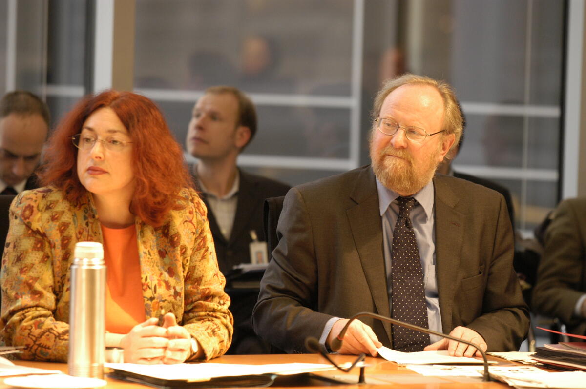 Griefahn, Monika; Thierse, Wolfgang Monika Griefahn, Obfrau, und Dr. h.c. Wolfgang Thierse, Bundestagsvizepräsident, beide SPD, während der 3. Ausschusssitzung.; Abgeordnete, MdB, Ordentliche Ausschussmitglieder