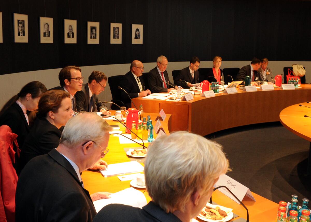  Teilnehmer des Bundesverbandes der Deutschen Industrie e. V. (BDI), sind zu einem Berichterstattergespräch zu Gast beim Ausschuss des Deutschen Bundestages für Ernährung, Landwirtschaft und Verbraucherschutz. Das Gespräch wird von dem Vorsitzenden des Bundestagsausschusses, Hans-Michael Goldmann, FDP, geleitet.; Übersicht.