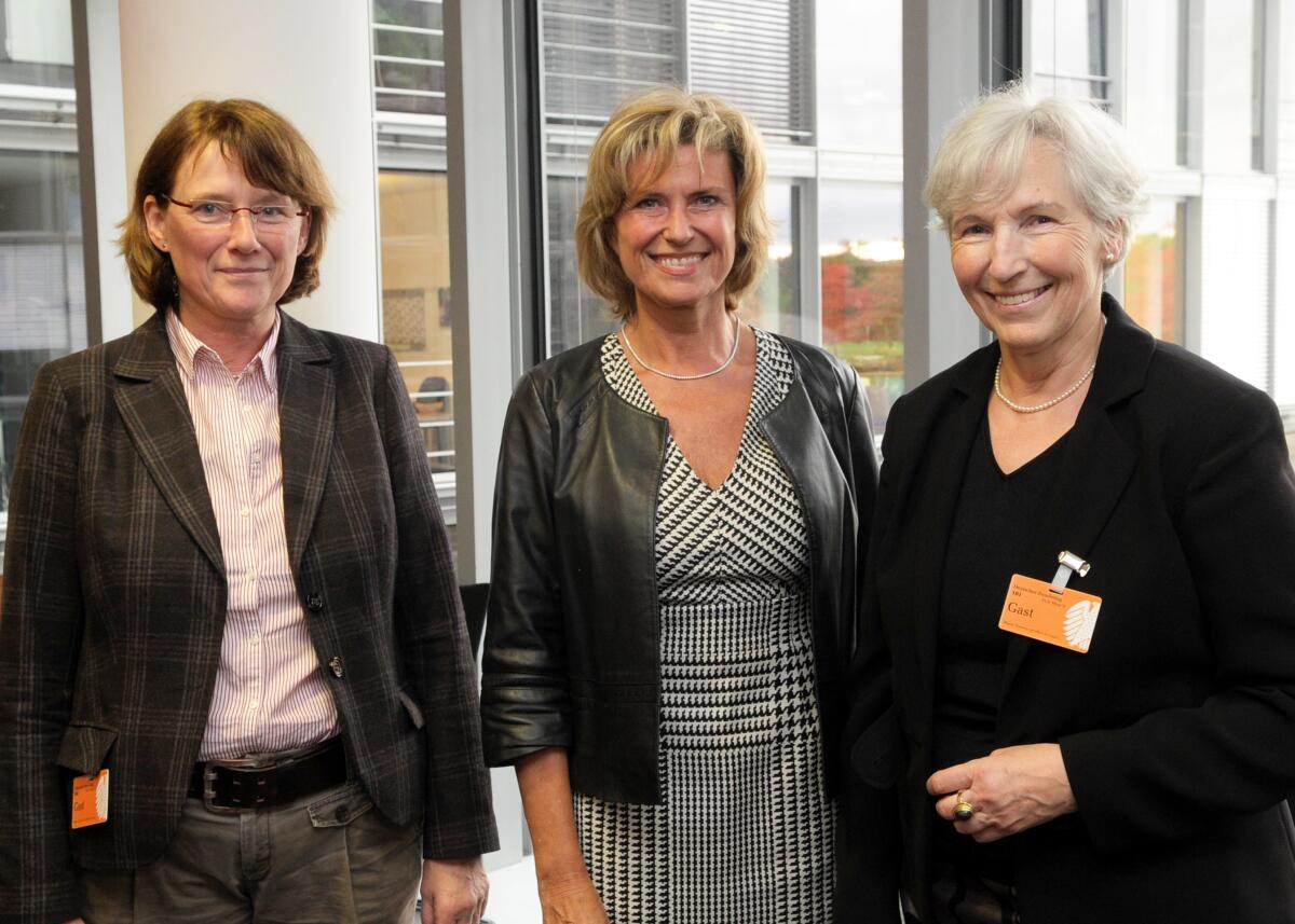 Peters, Hildegard; Nordmeyer, Karin; Wöhrl, Dagmar G. Hildegard Peters, (li), und Karin Nordmeyer, (re), von UN Women Nationales Komitee Deutschland e. V. sind zu Gast beim Ausschuss für wirtschaftliche Zusammenarbeit und Entwicklung. Das Gespräch führt die Ausschussvorsitzende Dagmar Wöhrl, (mitte), CDU/CSU.