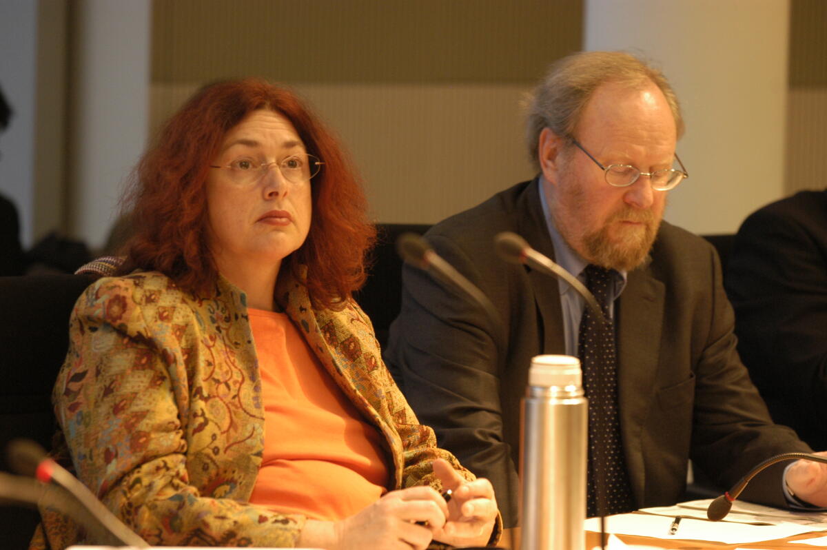 Griefahn, Monika; Thierse, Wolfgang Monika Griefahn, Obfrau, und Dr. h.c. Wolfgang Thierse, Bundestagsvizepräsident, beide SPD, während der 3. Ausschusssitzung.; Abgeordnete, MdB, Ordentliche Ausschussmitglieder