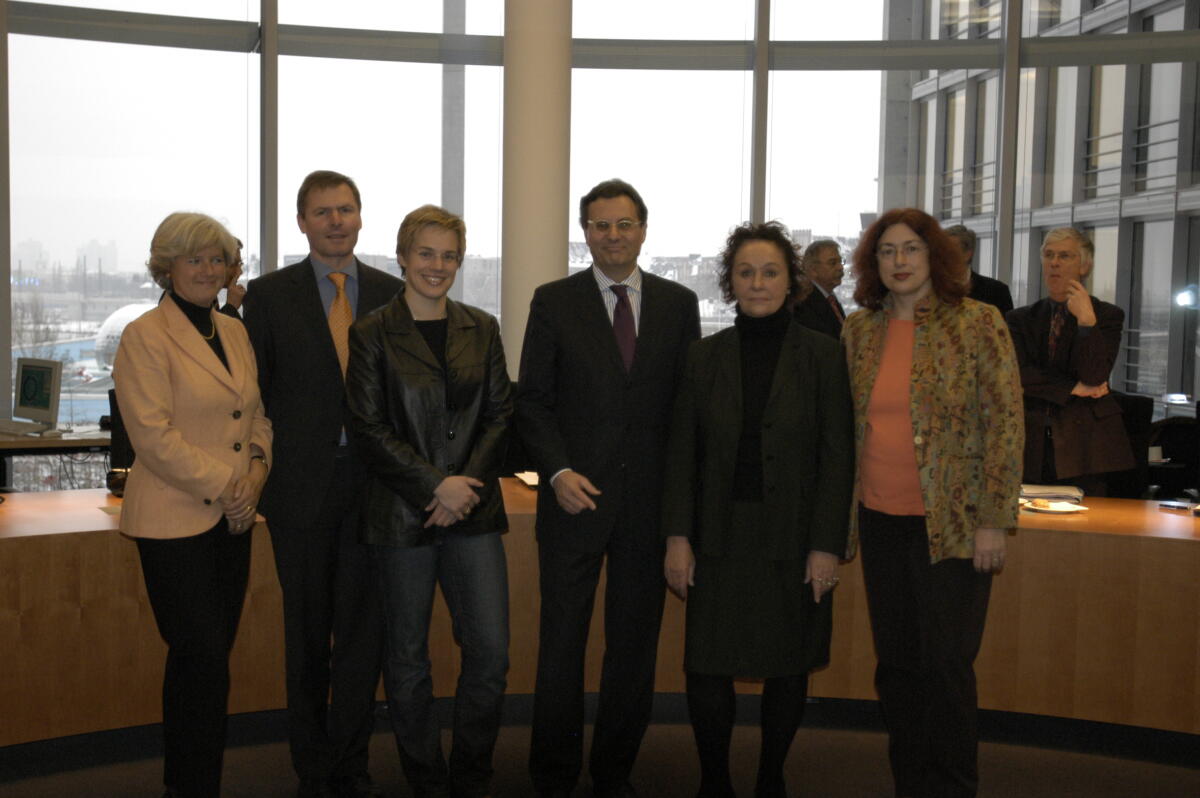 Grütters, Monika; Waitz, Christoph; Bettin, Grietje; Otto, Hans-Joachim; Jochimsen, Lukrezia; Griefahn, Monika; Staffelt, Grietje Die Obleute und der Ausschussvorsitzende:; Prof. Monika Grütters, CDU/CSU, Christoph Waitz, FDP, Grietje Bettin, Bündnis 90/Die Grünen, Hans-Joachim Otto, FDP, Ausschussvorsitzender, Dr. Lukrezia Jochimsen, DIE LINKE. und Monika Griefahn, SPD.; Abgeordnete, MdB, Ordentliche Ausschussmitglieder