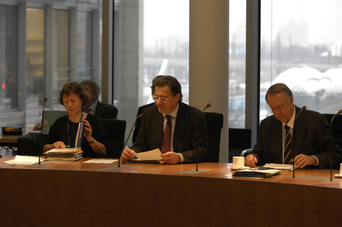 Cornelia Beek, Leiterin des Sekretariates, li., Hans-Joachim Otto, FDP, Ausschussvorsitzender und Bernd Otto Neumann, CDU/CSU, Staatsminister und Beauftragter der Bundesregierung für Kultur und Medien, während der 3. Ausschusssitzung.; Abgeordnete, MdB Beek, Cornelia; Otto, Hans-Joachim; Neumann, Bernd Cornelia Beek, Leiterin des Sekretariates, li., Hans-Joachim Otto, FDP, Ausschussvorsitzender und Bernd Otto Neumann, CDU/CSU, Staatsminister und Beauftragter der Bundesregierung für Kultur und Medien, während der 3. Ausschusssitzung.; Abgeordnete, MdB