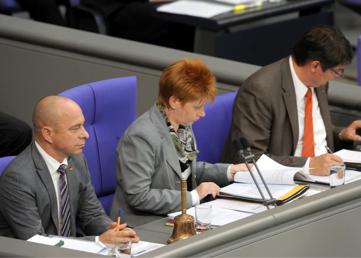 Feist, Thomas; Pau, Petra; Rebmann, Stefan Schriftführer: Dr. Thomas Feist, (li), CDU/CSU, Stefan Rebmann, (re), SPD, Vorsitz: Bundestagsvizepräsidentin Petra Pau, DIE LINKE. 195. Sitzung Deutscher Bundestag.