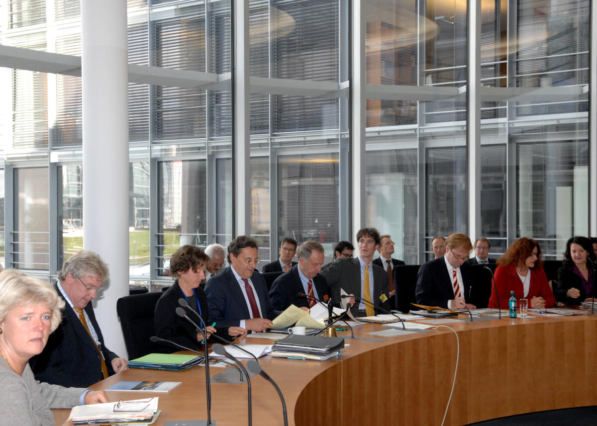 Grütters, Monika; Börnsen, Wolfgang; Otto, Hans-Joachim; Neumann, Bernd; Niclauss, Norbert; Schmitz, André; Griefahn, Monika; Krüger-Leißner, Angelika 39. Sitzung des Ausschusses für Kultur und Medien am 19.09.2007 zum Thema Hauptstadtkultur und Gespräch mit Dr. Oliver Scheytt, Geschäftsführer der RUHR.2010 GmbH zum Thema Europäische Kulturhauptstadt Essen 2010; von li. nach re.; Prof. Monika Grütters, CDU/CSU, Wolfgang Börnsen (Bönstrup), CDU/CSU, Dr. Oliver Scheytt, Geschäftsführer der RUHR.2010 GmbH, Leiterin des Sekretariats, Vorsitzender Hans-Joachim Otto, FDP, der Beauftragte der Bundesregierung für Kultur und Medien (BKM) Staatsminister Bernd Neumann, CDU/CSU, Norbert Niclauss, Referent Musikreferat BKM, André Schmitz, Staatssekretär für kulturelle Angelegenheiten, Berlin, Monika Griefahn, SPD, Angelika Krüger-Leißner, SPD