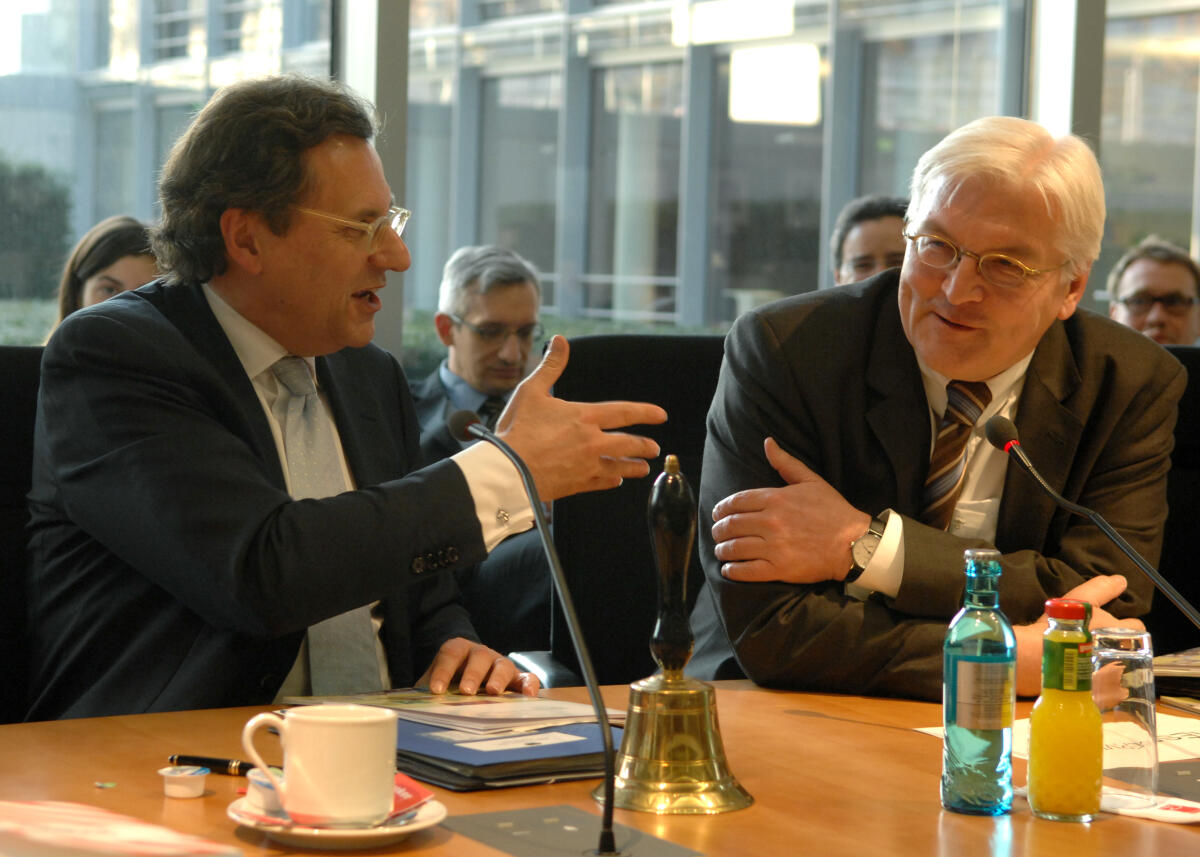 Der Ausschuss für Kultur und Medien im Deutschen Bundestag diskutiert unter Beteiligung von Bundesaussenminister Franz-Walter Steinmeier, SPD, (re.), Ziele auswärtiger Kulturpolitik. Hans-Joachim Otto, FDP, (li.), leitet die Ausschusssitzung. Otto, Hans-Joachim; Steinmeier, Frank-Walter Der Ausschuss für Kultur und Medien im Deutschen Bundestag diskutiert unter Beteiligung von Bundesaussenminister Franz-Walter Steinmeier, SPD, (re.), Ziele auswärtiger Kulturpolitik. Hans-Joachim Otto, FDP, (li.), leitet die Ausschusssitzung.
