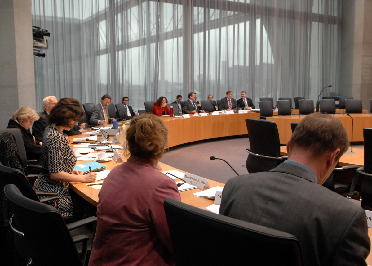 Öffentliche Anhörung zum Thema "Onlinesucht" des Ausschusses für Kultur und Medien im Deutschen Bundestag.; Übersicht. Öffentliche Anhörung zum Thema "Onlinesucht" des Ausschusses für Kultur und Medien im Deutschen Bundestag.; Übersicht.