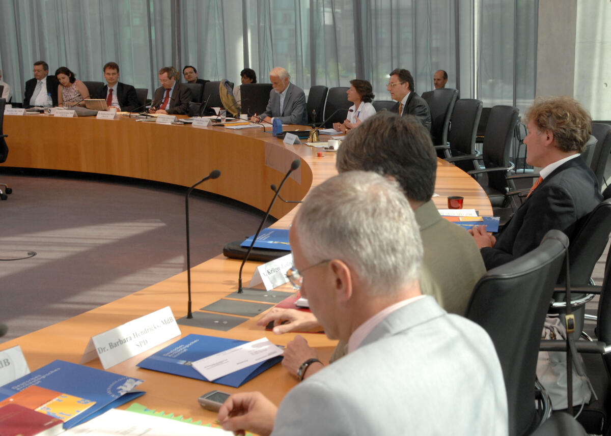 Unter der Leitung von Hans-Joachim Otto, MdB, FDP, Vorsitzender des Ausschusses für Kultur und Medien im Deutschen Bundestag, findet eine Ausschusssitzung mit Sachverständigen statt.; Übersicht. Unter der Leitung von Hans-Joachim Otto, MdB, FDP, Vorsitzender des Ausschusses für Kultur und Medien im Deutschen Bundestag, findet eine Ausschusssitzung mit Sachverständigen statt.; Übersicht.