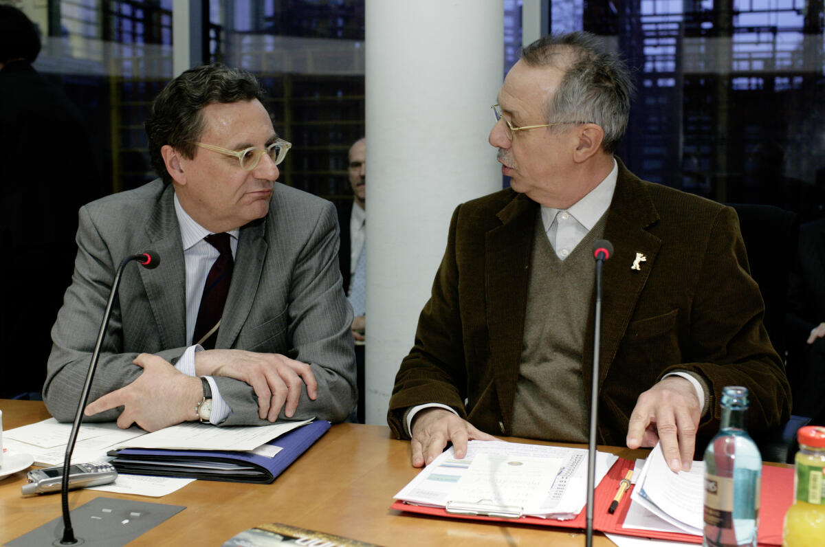 Hans Joachim Otto, Vorsitzender des Ausschusses für Kultur und Medien, MdB, FDP im Gespräch mit Dieter Kosslick. Direktor der Berlinale während der Ausschusssitzung am 28.01.2008 Otto, Hans-Joachim; Kosslick, Dieter Hans Joachim Otto, Vorsitzender des Ausschusses für Kultur und Medien, MdB, FDP im Gespräch mit Dieter Kosslick. Direktor der Berlinale während der Ausschusssitzung am 28.01.2008