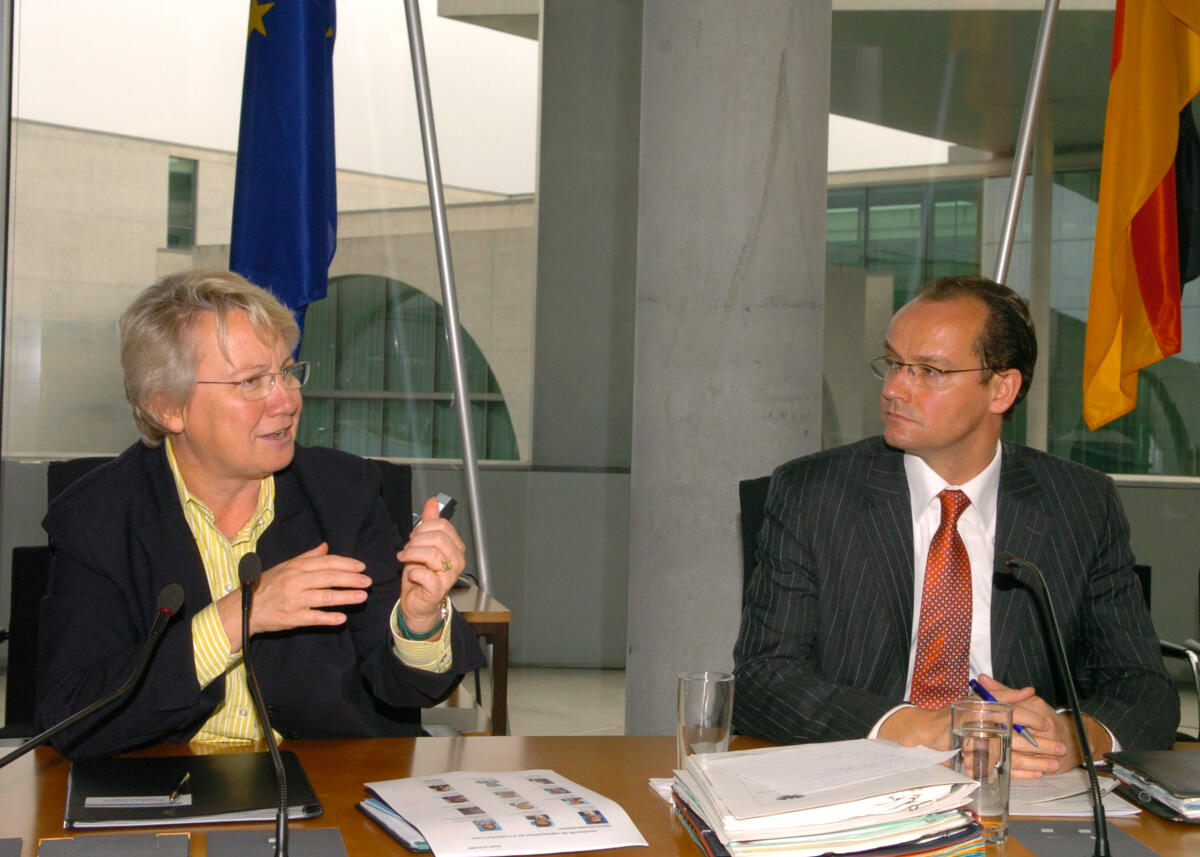 Dr. Annette Schavan, Bundesministerin für Bildung und Forschung, CDU/CSU, im Ausschuss für die Angelegenheiten der Europäischen Union. Gunther Krichbaum, CDU/CSU, Vorsitzender des Ausschusses.; Fahnen. Krichbaum, Gunther; Schavan, Annette Dr. Annette Schavan, Bundesministerin für Bildung und Forschung, CDU/CSU, im Ausschuss für die Angelegenheiten der Europäischen Union. Gunther Krichbaum, CDU/CSU, Vorsitzender des Ausschusses.; Fahnen.