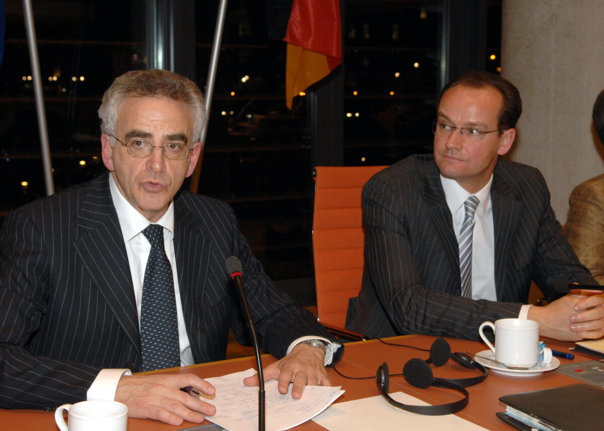 Krichbaum, Gunther, CDU/CSU (re.), Vorsitzender des Ausschusses für die Angelegenheiten der Europäischen Union, und Michael Leigh, (li.), Leiter der Generaldirektion Erweiterung der Europäischen Kommission, während einer Ausschusssitzung. Leigh, Michael; Krichbaum, Gunther Krichbaum, Gunther, CDU/CSU (re.), Vorsitzender des Ausschusses für die Angelegenheiten der Europäischen Union, und Michael Leigh, (li.), Leiter der Generaldirektion Erweiterung der Europäischen Kommission, während einer Ausschusssitzung.