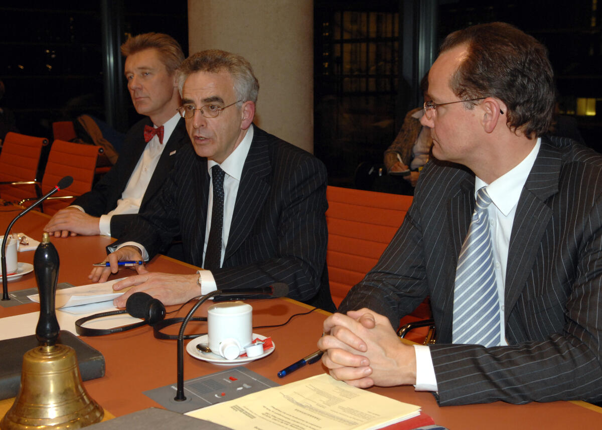 Krichbaum, Gunther, CDU/CSU, (re.), Vorsitzender des Ausschusses für die Angelegenheiten der Europäischen Union, und Michael Leigh, (mitte), Leiter der Generaldirektion Erweiterung der Europäischen Kommission, während einer Ausschusssitzung. Leigh, Michael; Krichbaum, Gunther Krichbaum, Gunther, CDU/CSU, (re.), Vorsitzender des Ausschusses für die Angelegenheiten der Europäischen Union, und Michael Leigh, (mitte), Leiter der Generaldirektion Erweiterung der Europäischen Kommission, während einer Ausschusssitzung.