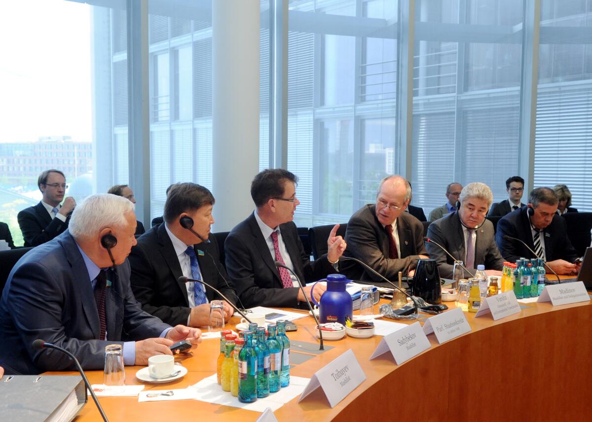 Eine Delegation von Parlamentariern aus Kasachstan nimmt an einer Ausschusssitzung des Deutschen Bundestages des Ausschusses für Ernährung, Landwirtschaft und Verbraucherschutz teil. Die Sitzung wird von Friedrich Ostendorff, (3.v.re), Bündnis 90/Die Grünen, geleitet. Ostendorff, Friedrich Eine Delegation von Parlamentariern aus Kasachstan nimmt an einer Ausschusssitzung des Deutschen Bundestages des Ausschusses für Ernährung, Landwirtschaft und Verbraucherschutz teil. Die Sitzung wird von Friedrich Ostendorff, (3.v.re), Bündnis 90/Die Grünen, geleitet.