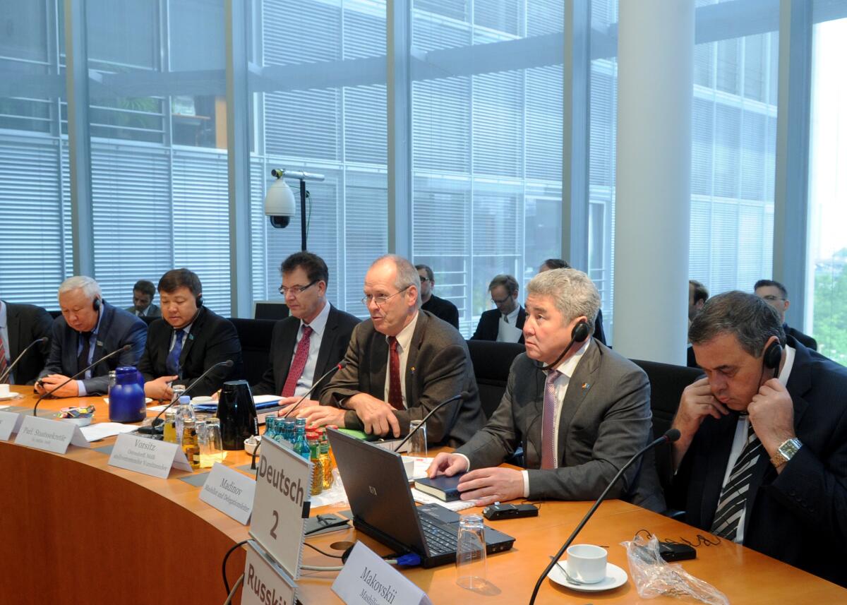 Eine Delegation von Parlamentariern aus Kasachstan nimmt an einer Ausschusssitzung des Deutschen Bundestages des Ausschusses für Ernährung, Landwirtschaft und Verbraucherschutz teil. Die Sitzung wird von Friedrich Ostendorff, (3.v.re), Bündnis 90/Die Grünen, geleitet. Ostendorff, Friedrich Eine Delegation von Parlamentariern aus Kasachstan nimmt an einer Ausschusssitzung des Deutschen Bundestages des Ausschusses für Ernährung, Landwirtschaft und Verbraucherschutz teil. Die Sitzung wird von Friedrich Ostendorff, (3.v.re), Bündnis 90/Die Grünen, geleitet.