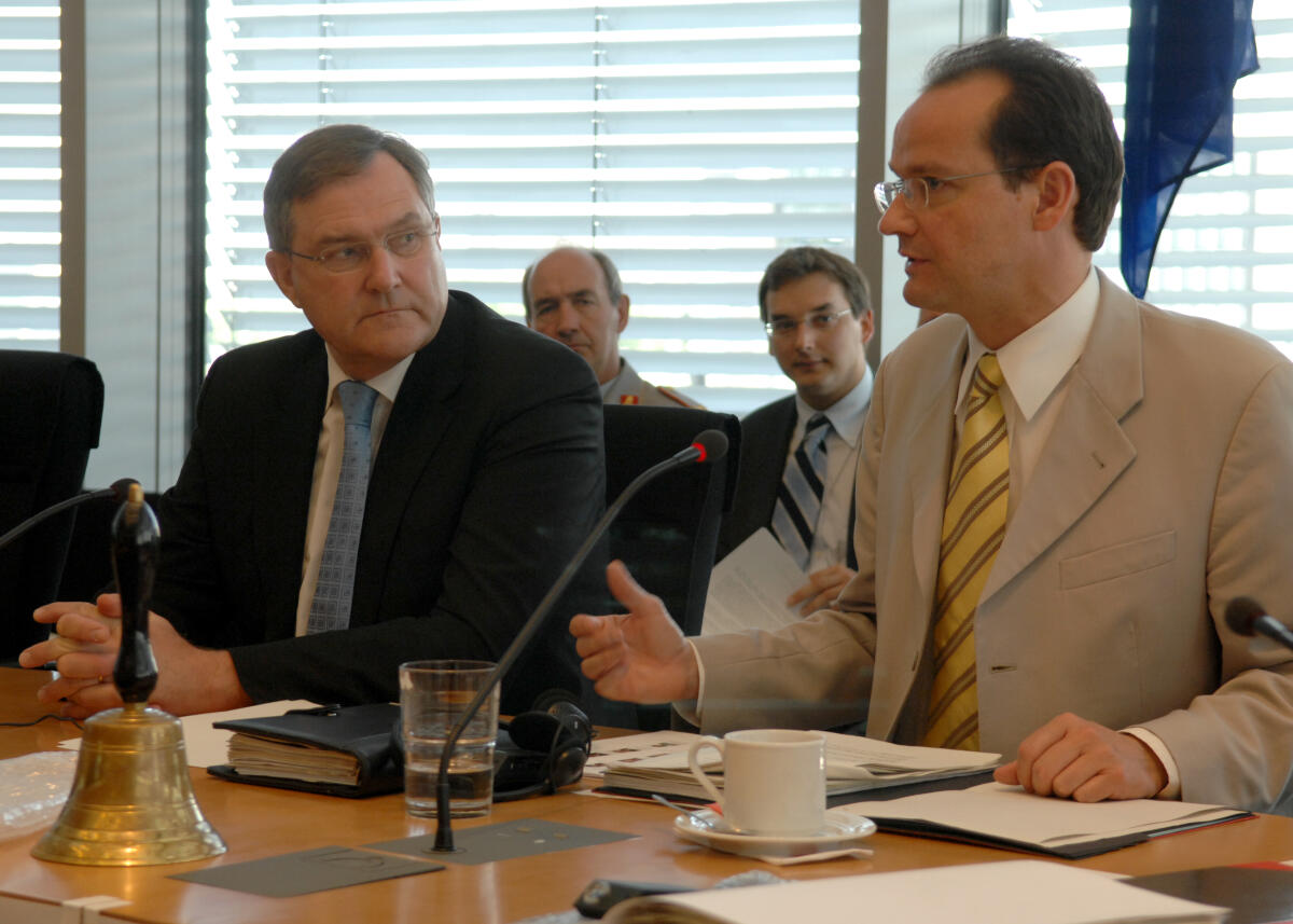 Gunther Krichbaum, (re.), MdB, CDU/CSU, Vorsitzender des Ausschusses für die Angelegenheiten der Europäischen Union des Deutschen Bundestages, empfängt den Bundesminister der Verteidigung, Franz Josef Jung, (li.), CDU/CSU, im Ausschuss. Krichbaum, Gunther; Jung, Franz Josef Gunther Krichbaum, (re.), MdB, CDU/CSU, Vorsitzender des Ausschusses für die Angelegenheiten der Europäischen Union des Deutschen Bundestages, empfängt den Bundesminister der Verteidigung, Franz Josef Jung, (li.), CDU/CSU, im Ausschuss.
