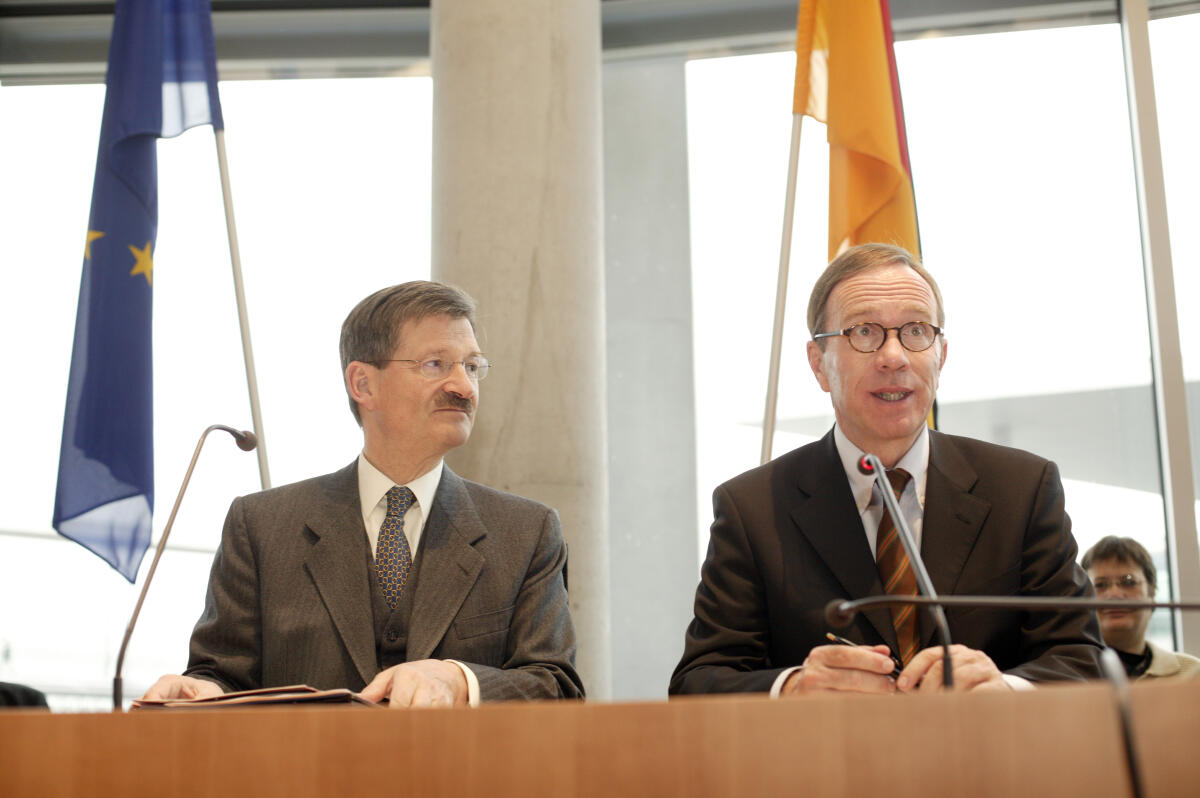 Solms, Hermann Otto; Wissmann, Matthias Konstituierende Sitzung des Ausschusses für Angelegenheiten der Europäischen Union Bundestagsvizepräsident Dr. Hermann Otto Solms, FDP, (links) mit dem Ausschussvorsitzenden Matthias Wissmann, CDU/CSU, (rechts).