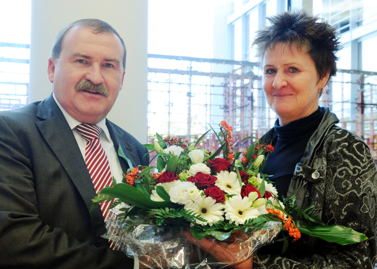 Sabine Zimmermann, DIE LINKE., wurde zur neuen Vorsitzenden des Ausschusses für Arbeit und Soziales gewählt. Hier überreicht der stellvertretende Vorsitzende Max Straubinger einen Blumenstrauß. Straubinger, Max; Zimmermann, Sabine Sabine Zimmermann, DIE LINKE., wurde zur neuen Vorsitzenden des Ausschusses für Arbeit und Soziales gewählt. Hier überreicht der stellvertretende Vorsitzende Max Straubinger einen Blumenstrauß.