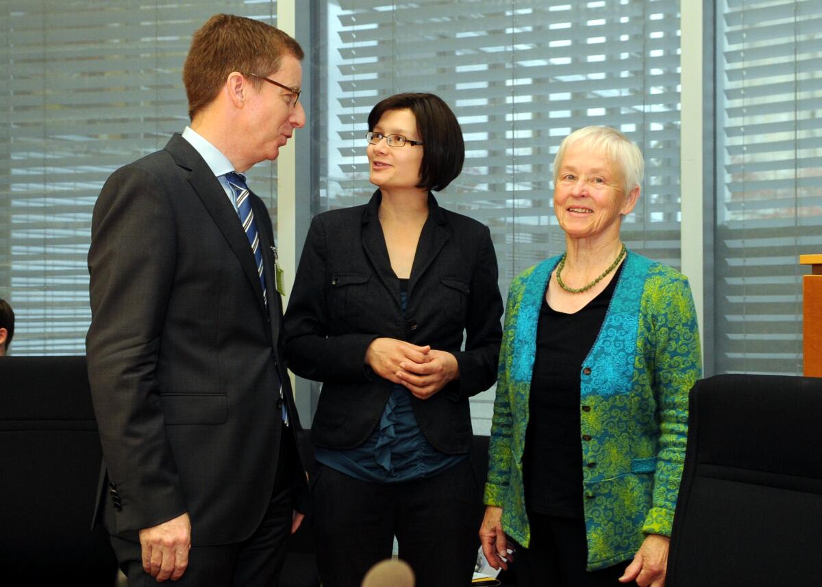 Die Enquete-Kommission des Deutschen Bundestages für Wachstum, Wohlstand, Lebensqualität hat unter der Leitung der Vorsitzenden Daniela Kolbe, (re), SPD, mit Beteiligung von Prof. Dr. Adelheid Biesecker, (mitte), und Prof. Dr. Michael Hüther, (li), eine Ausschusssitzung. Kolbe, Daniela; Biesecker, Adelheid; Hüther, Michael Die Enquete-Kommission des Deutschen Bundestages für Wachstum, Wohlstand, Lebensqualität hat unter der Leitung der Vorsitzenden Daniela Kolbe, (re), SPD, mit Beteiligung von Prof. Dr. Adelheid Biesecker, (mitte), und Prof. Dr. Michael Hüther, (li), eine Ausschusssitzung.