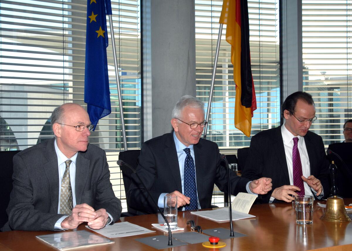 Prof. Dr. Hans-Gert Pöttering, (mitte), Präsident des Europäischen Parlaments, zu Gast im Ausschuß für die Angelegenheiten der Europäischen Union des Deutschen Bundestages. Gunther Krichbaum, (re), CDU/CSU, leitet die Sitzung. Links Bundestagspräsident Prof. Dr. Norbert Lammert, CDU/CSU. Lammert, Norbert; Krichbaum, Gunther; Pöttering, Hans-Gert Prof. Dr. Hans-Gert Pöttering, (mitte), Präsident des Europäischen Parlaments, zu Gast im Ausschuß für die Angelegenheiten der Europäischen Union des Deutschen Bundestages. Gunther Krichbaum, (re), CDU/CSU, leitet die Sitzung. Links Bundestagspräsident Prof. Dr. Norbert Lammert, CDU/CSU.