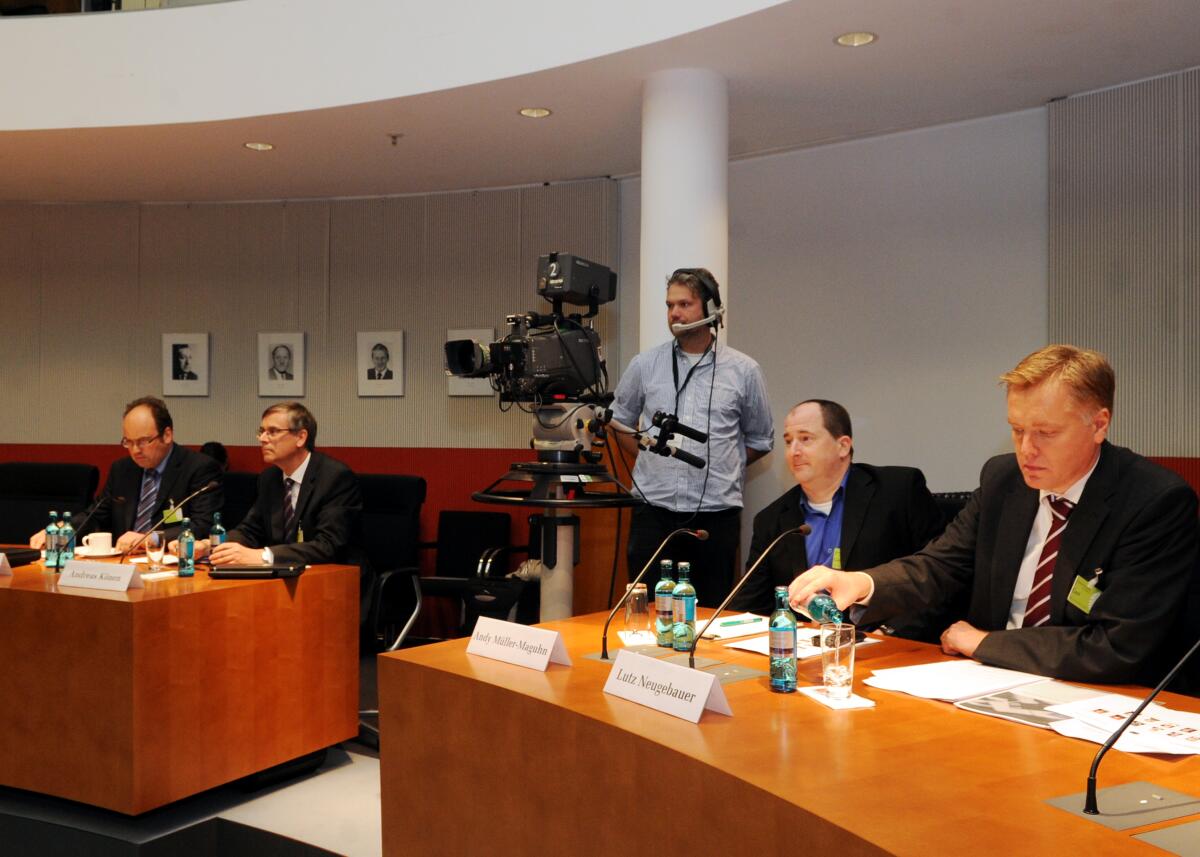 Der Unterausschuss des Deutschen Bundestages für Neue Medien hat unter der Leitung des Vorsitzenden Sebastian Blumenthal, FDP, mit Beteiligung der Sachverständigen Andreas Könen, (2.v.li), Lutz Neugebauer, (re), Klemens Gutmann, (li), und Andy Müller-Maguhn, (2.v.re), eine Ausschusssitzung zum Thema "Sicherheit der IKT". Könen, Andreas; Gutmann, Klemens; Neugebauer, Lutz; Müller-Maguhn, Andy Der Unterausschuss des Deutschen Bundestages für Neue Medien hat unter der Leitung des Vorsitzenden Sebastian Blumenthal, FDP, mit Beteiligung der Sachverständigen Andreas Könen, (2.v.li), Lutz Neugebauer, (re), Klemens Gutmann, (li), und Andy Müller-Maguhn, (2.v.re), eine Ausschusssitzung zum Thema "Sicherheit der IKT".