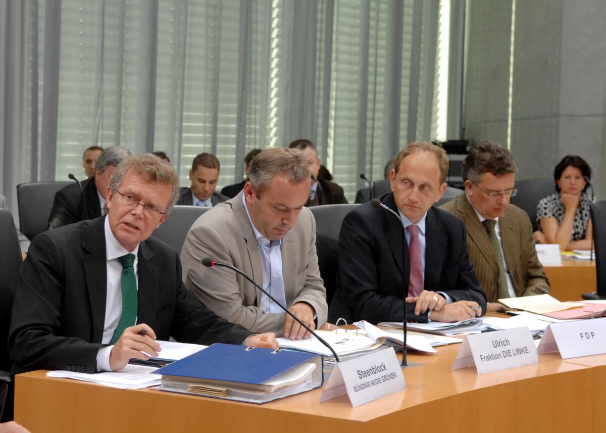 Gemeinsame Sitzung des Ausschusses für die Angelegenheiten der Europäischen Union des Deutschen Bundestages und des Ausschusses für Fragen der Europäischen Union des Bundesrates zu Gesetzentwürfen zur Umsetzung des Urteils des Bundesverfassungsgerichts in Sachen Lissabon-Vertrag. Hier die Mitglieder des Deutschen Bundestages. Gemeinsame Sitzung des Ausschusses für die Angelegenheiten der Europäischen Union des Deutschen Bundestages und des Ausschusses für Fragen der Europäischen Union des Bundesrates zu Gesetzentwürfen zur Umsetzung des Urteils des Bundesverfassungsgerichts in Sachen Lissabon-Vertrag. Hier die Mitglieder des Deutschen Bundestages.