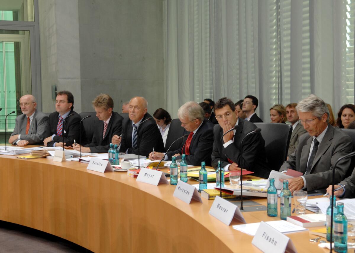 Gemeinsame Sitzung des Ausschusses für die Angelegenheiten der Europäischen Union des Deutschen Bundestages und des Ausschusses für Fragen der Europäischen Union des Bundesrates zu Gesetzentwürfen zur Umsetzung des Urteils des Bundesverfassungsgerichts in Sachen Lissabon-Vertrag. Hier die Mitglieder des Bundesrates. Gemeinsame Sitzung des Ausschusses für die Angelegenheiten der Europäischen Union des Deutschen Bundestages und des Ausschusses für Fragen der Europäischen Union des Bundesrates zu Gesetzentwürfen zur Umsetzung des Urteils des Bundesverfassungsgerichts in Sachen Lissabon-Vertrag. Hier die Mitglieder des Bundesrates.