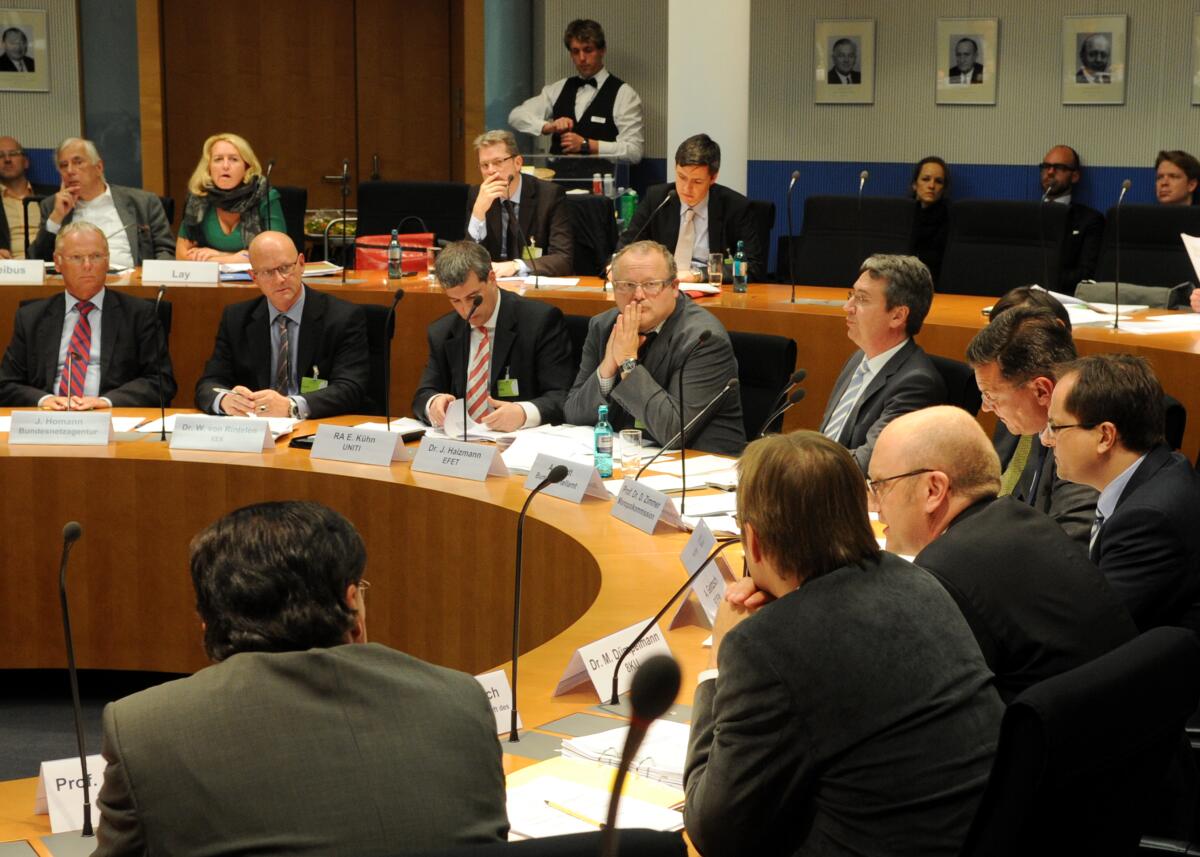 Der Ausschuss des Deutschen Bundestages für Wirtschaft und Technologie hat unter der Leitung des Vorsitzenden Ernst Hinsken, CDU/CSU, mit Beteiligung von Sachverständigen (hier im Bild) eine Öffentliche Anhörung.; Übersicht. Der Ausschuss des Deutschen Bundestages für Wirtschaft und Technologie hat unter der Leitung des Vorsitzenden Ernst Hinsken, CDU/CSU, mit Beteiligung von Sachverständigen (hier im Bild) eine Öffentliche Anhörung.; Übersicht.