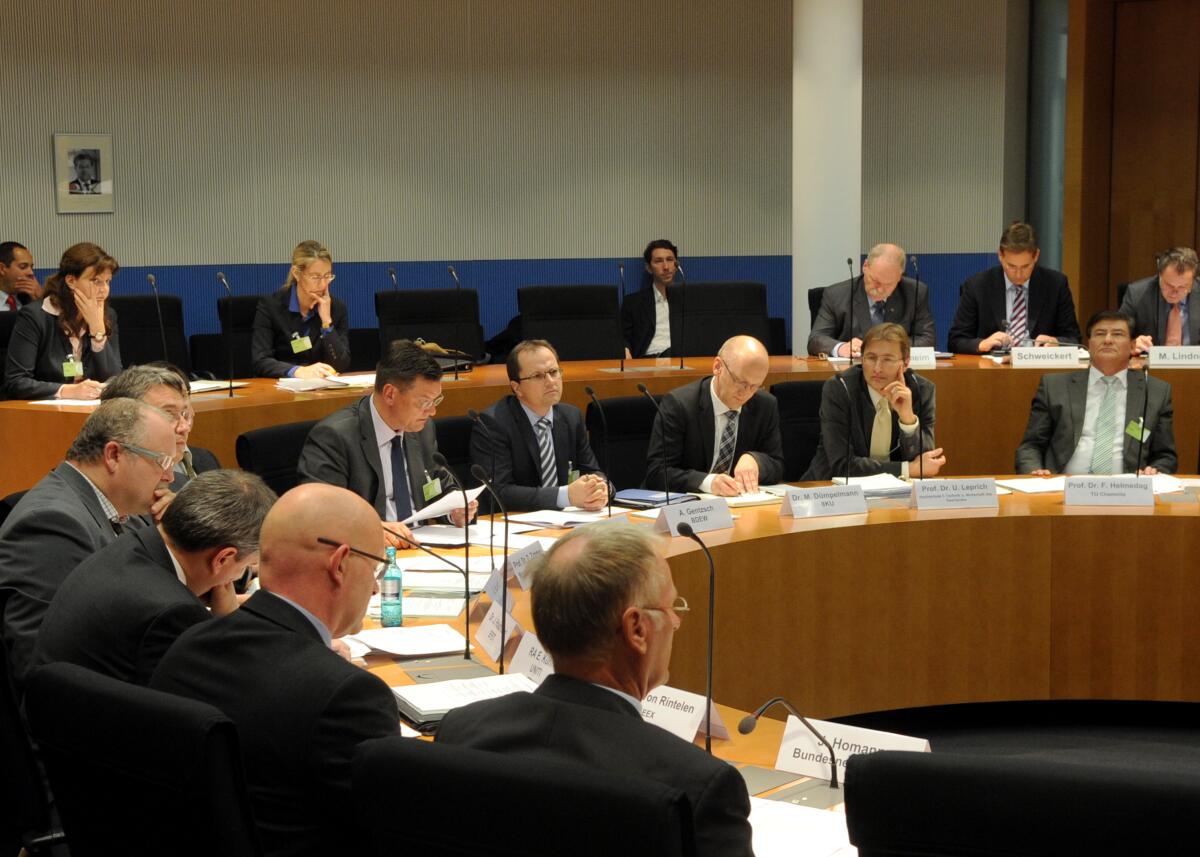 Der Ausschuss des Deutschen Bundestages für Wirtschaft und Technologie hat unter der Leitung des Vorsitzenden Ernst Hinsken, CDU/CSU, mit Beteiligung von Sachverständigen (hier im Bild) eine Öffentliche Anhörung.; Übersicht. Der Ausschuss des Deutschen Bundestages für Wirtschaft und Technologie hat unter der Leitung des Vorsitzenden Ernst Hinsken, CDU/CSU, mit Beteiligung von Sachverständigen (hier im Bild) eine Öffentliche Anhörung.; Übersicht.