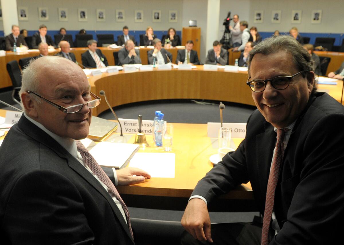 Hinsken, Ernst; Otto, Hans-Joachim Der Ausschuss des Deutschen Bundestages für Wirtschaft und Technologie hat unter der Leitung des Vorsitzenden Ernst Hinsken, (li), CDU/CSU, mit Beteiligung von Sachverständigen eine Öffentliche Anhörung. Hier mit dem Parlamentarischen Staatssekretär Hans-Joachim Otto, (re), FDP.