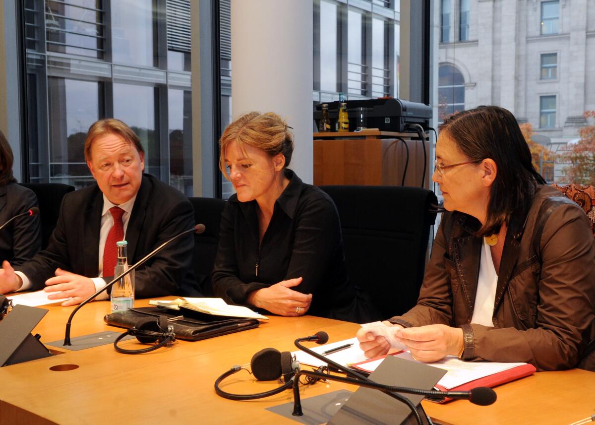 Der Unterausschuss des Deutschen Bundestages für Zivile Krisenprävention hat unter der Leitung des Vorsitzenden Joachim Spatz, FDP, und Beteiligung des Gastes Hilde Johnson, (mitte), Sonderbeauftragte der Vereinten Nationen für den Südsudan, eine Ausschusssitzung, an der u. a. Kerstin Müller, (re), Staatsminsterin a. D., Bündnis 90/Die Grünen, teilnimmt. Spatz, Joachim; Johnson, Hilde; Müller, Kerstin Der Unterausschuss des Deutschen Bundestages für Zivile Krisenprävention hat unter der Leitung des Vorsitzenden Joachim Spatz, FDP, und Beteiligung des Gastes Hilde Johnson, (mitte), Sonderbeauftragte der Vereinten Nationen für den Südsudan, eine Ausschusssitzung, an der u. a. Kerstin Müller, (re), Staatsminsterin a. D., Bündnis 90/Die Grünen, teilnimmt.