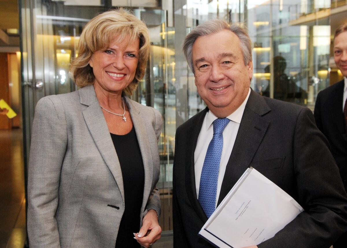 Guterres, António; Wöhrl, Dagmar G. Antonio Guterres, Hoher Flüchtlingskommissar der Vereinten Nationen, ist zu Gast im Ausschuss des Deutschen Bundestages für wirtschaftliche Zusammenarbeit und Entwicklung. Die Sitzung wird von der Vorsitzenden Dagmar Wöhrl, CDU/CSU, geleitet.